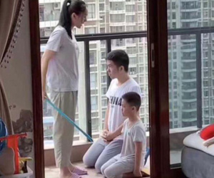 Thấy vợ chuẩn bị đánh con trai, chồng lớn tiếng khẳng định là 'chủ cái nhà này', nhưng cái kết thê thảm khiến ai cũng cười bò