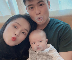 Chấn thương phải ngồi ở nhà, ông bố Mạnh 'gắt' trên sân cỏ ngày nào giờ đây lại ngồi ngậm ti giả, làm mẫu chụp ảnh cho vợ