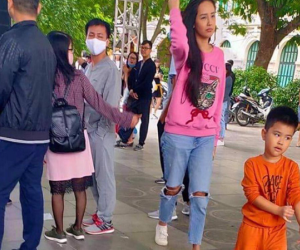 Mai Phương Thúy lộ diện nhan sắc thật qua hình chưa được chỉnh sửa do người qua đường chụp, ngoại hình khác hẳn bình thường