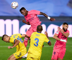 Thua sốc tân binh Cadiz, Real nguy cơ bị Barca soán ngôi đầu La Liga