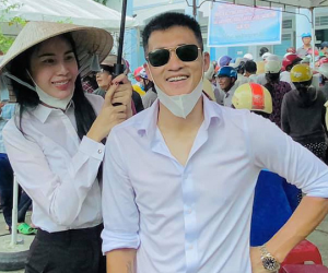 Công Vinh than bị vợ lừa lần thứ 3 vì Thuỷ Tiên đột ngột huỷ vé máy bay về Sài Gòn, ở lại cứu trợ người dân Quảng Trị