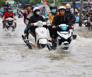 Hết dầm mưa liên tiếp, dân Sài Gòn lại khốn khổ vì triều cường đạt đỉnh, bì bõm dắt xe qua đường ngập