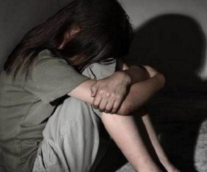 Nhiều lần cưỡng hiếp con gái và cháu gái vị thành niên, gã đàn ông được bà của nạn nhân bảo vệ hết mực với lý do đầy phẫn nộ