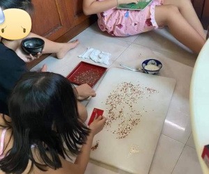 Chuyện Tấm Cám thời 4.0: Tạo 'công ăn việc làm' cho trẻ bằng cách lựa hạt gạo để cai nghiện điện thoại khiến dân mạng cũng phải 'ngả mũ'
