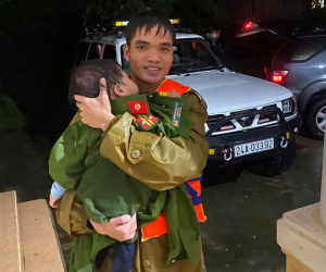 Vụ giải cứu 18 người mắc kẹt trong xe khách bị nước lũ cuốn trôi: Ấm lòng hình ảnh chiến sĩ công an cởi áo để ủ ấm, vỗ về bé trai 2 tuổi