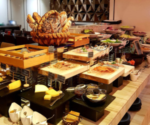 SỐC: Khách review buffet không ưng ý, nhân viên khách sạn 5 sao ở Sài Gòn mỉa mai '1tr4 to quá, ăn 140k ở chợ Bến Thành còn hơn đó'