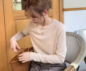 Muốn 'hô biến' set đồ ngày mưa bão từ đơn giản thành sang xịn thì bạn hãy diện ngay áo dài tay basic