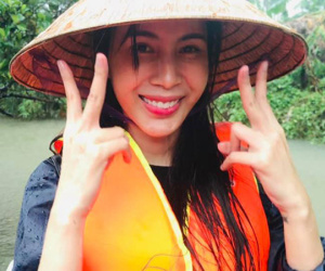 Thủy Tiên thông báo quỹ ủng hộ đã lên đến 60 tỷ, kể chuyện chỉ mang theo 2 bộ quần áo, chân bị ghẻ vì lội nước khiến nhiều người xót xa