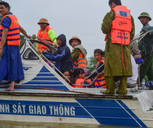Ngủ trên ca nô, ăn lương khô giải cứu người trong lũ dữ