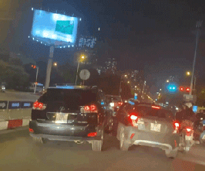 Video: Lexus cọ bánh 'điên cuồng' vào Fadil cà khịa, 2 xe rượt đuổi nhau náo loạn phố Hà Nội