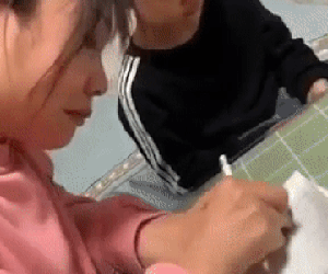Dạy con làm bài tập nhưng mẹ khóc con mếu, dân mạng nhiệt tình vào cảm thông