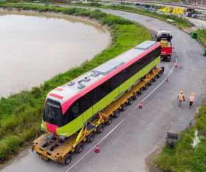 Video ảnh: Cận cảnh đoàn tàu đường sắt bằng hợp kim nhôm do Pháp sản xuất về đến Hà Nội