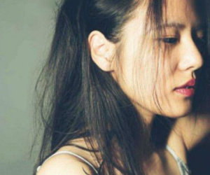 Trong ngày cưới, tôi nhận được hộp quà đựng một chiếc váy rách loang lổ máu, để rồi bị ám ảnh khi biết tường tận về quá khứ của chồng