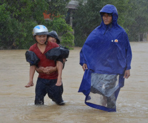 Dân Quảng Bình lùa trâu lên quốc lộ tránh lũ, cứu hộ chạy đua giải cứu bà cụ gãy chân tay kẹt trong nước