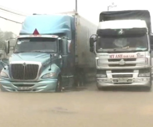 Video: Sau 24h 'chôn chân' trong nước ngập, đoàn xe trên QL1A qua thị xã Ba Đồn - Quảng Bình bắt đầu di chuyển được