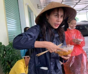 Hình ảnh Thủy Tiên mặt bơ phờ đứng ăn vội bữa lót dạ khi đi cứu trợ gây xôn xao