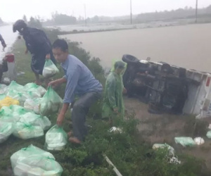 Xe ô tô chở cơm hộp của Hội phụ nữ trên đường đi tiếp tế bị lật