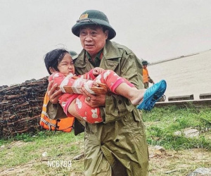 Khoảnh khắc chiến sĩ công an bế bé gái gãy tay vội vã lên ô tô tới bệnh viện trong cơn mưa lũ Quảng Bình gây xúc động