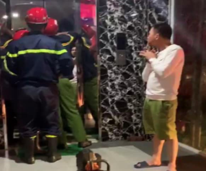 Hà Nội: 17 người hoảng loạn khi bị mắc kẹt trong thang máy, may mắn được giải cứu kịp thời