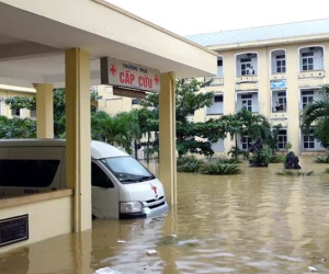 Hơn 300 người bị cô lập trong bệnh viện ngập sâu