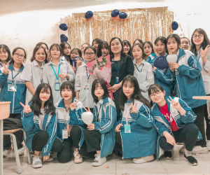 Lớp học gây bão ngày 20/10:  Nam sinh đặt sẵn lên bàn các bạn nữ hộp giày hiệu, hóa ra bên trong lại chứa điều không thể ngờ