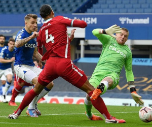 Trọng tài VAR bỏ qua tình huống Pickford đốn hạ Van Dijk bị trừng phạt