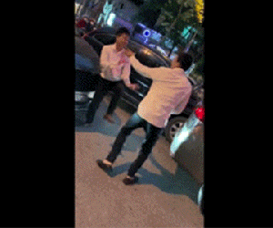 Clip: 2 nam tài xế lao xuống đường đuổi đánh nhau khiến cả phố Hà Nội rơi vào tình trạng ùn tắc