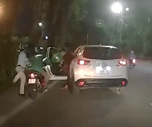Video: Đuổi theo ôtô nghi gây tai nạn, tài xế grab bị 'ăn gậy' vào đầu