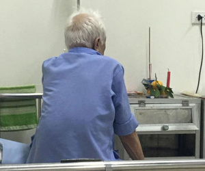 Cụ ông bật khóc, đĩa quýt và nén nhang đặt vội trong phòng bệnh khiến người chứng kiến 'nhói lồng ngực'