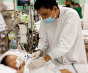 Tai nạn kinh hoàng: Bé trai 2 tuổi nguy kịch vì bị chó Alaska nhà nuôi ngoạm vào cổ, rách khí quản