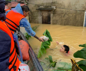 Quảng Bình: Huy động ngư dân đưa thuyền chở hàng cứu trợ, trích hơn 110 tỷ đồng giúp dân khắc phục hậu quả lũ lụt