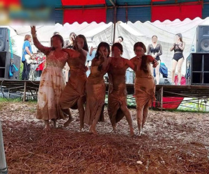 Hội chị em 'quẩy' tung bùn trong đám cưới, nhìn chiếc váy cô dâu, dân mạng than 'chắc nhà trai phát sợ'