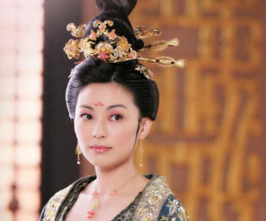 Vị Hoàng hậu tự tay ném chết con gái mới sinh: Nhan sắc kiều diễm nhưng không may bị gả vào vương triều cầm thú, trở thành đồ chơi của đế vương