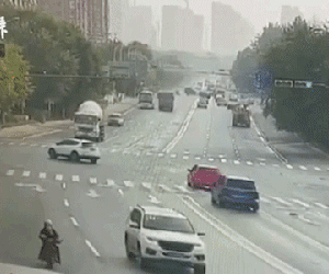 Đang rẽ trái thì có hành động khó hiểu, ô tô con gặp tai nạn kinh hoàng: Ai đi xe cũng cần lưu ý