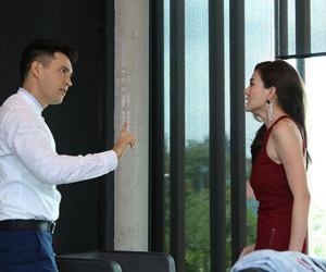Chồng tăng ca về muộn còn tặng vợ một cành hoa sữa, song cô thản nhiên gọi điện thoại rồi đặt vào tay anh món đồ khiến anh phải quỵ lụy xin lỗi