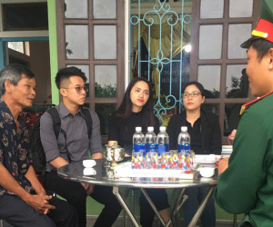 Hương Giang và Matt Liu âm thầm đến lễ tang của chiến sĩ hy sinh trong vụ sạt lở thủy điện Rào Trăng 3