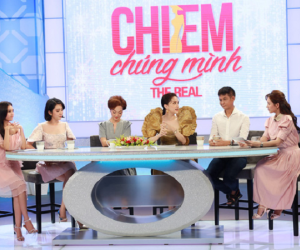 Netizen tranh cãi tố Hương Giang liên tục mặc lố trên sóng truyền hình, chiếm luôn spotlight của Hari Won và tiền bối