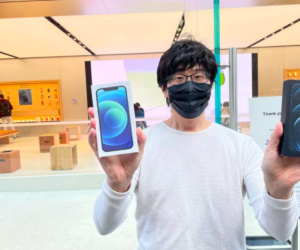 Người đầu tiên mua được iPhone 12 trên thế giới: Xếp hàng từ 11 rưỡi đêm, mua liền hai máy