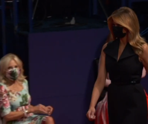 Tranh luận bầu cử Tổng thống Mỹ cuối cùng: Đệ nhất phu nhân Melania Trump khí chất ngời ngời, trong khi bà Jill Biden hoàn toàn khác biệt