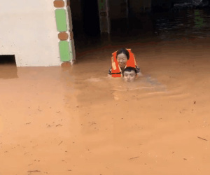 Người phụ nữ bật khóc khi được đưa ra khỏi căn nhà không điện không đồ ăn, 4-5 ngày nhịn đói ngâm mình trong nước, kêu cứu không ai nghe thấy