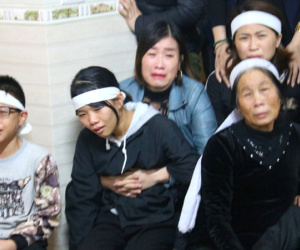Người vợ liệt sỹ 15 ngày đeo 3 khăn tang ngã quỵ ngày đón chồng về