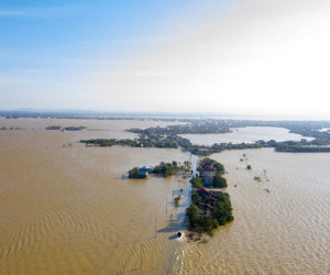 'Rốn lũ' Quảng Bình nhìn từ flycam: Nắng đã lên, nhiều tuyến đường đã thông, thuận lợi cho cứu trợ