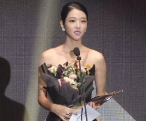 'Buil Film Awards 2020': Lee Byung Hun - Seo Ye Ji thi nhau nhận giải