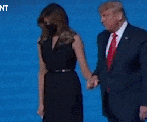 Khoảnh khắc khó hiểu giữa tổng thống Donald Trump và đệ nhất phu nhân Melania tại buổi tranh luận