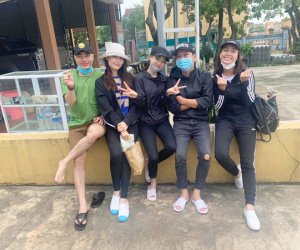 Vợ chồng Trường Giang - Nhã Phương cùng Diễm My 9X, Ái Phương và Lê Dương Bảo Lâm có mặt ở miền Trung để cứu trợ bà con
