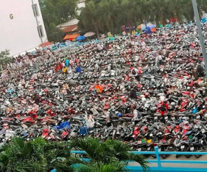 Nghẹt thở cảnh xe máy la liệt ở bãi giữ xe trường đại học: Sinh viên đi học sớm 30 phút nhưng mất cả tiếng để vào được trường