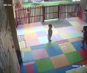 Bé mầm non bị anh cùng trường đấm đá liên tục vào bụng nhưng điều khiến ai nấy bất bình chính là thái độ của 1 phụ huynh