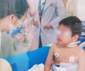 Bé trai 4 tuổi mắc hội chứng 'máu ăn máu', xuất huyết phổi nguy kịch