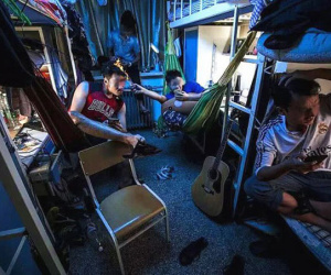 Khám phá cuộc sống ẩm mốc, tối tăm trong căn phòng ký túc xá giá rẻ chỉ 1,7 triệu/tháng