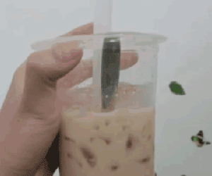 Tá hoả phát hiện vật thể lạ trong ly trà sữa vừa mua, thanh niên khiến dân mạng xem xong cũng 'cười không nhặt được mồm'